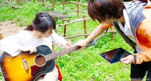 神戸市灘区の六甲山でギターレッスンをしている生徒と先生