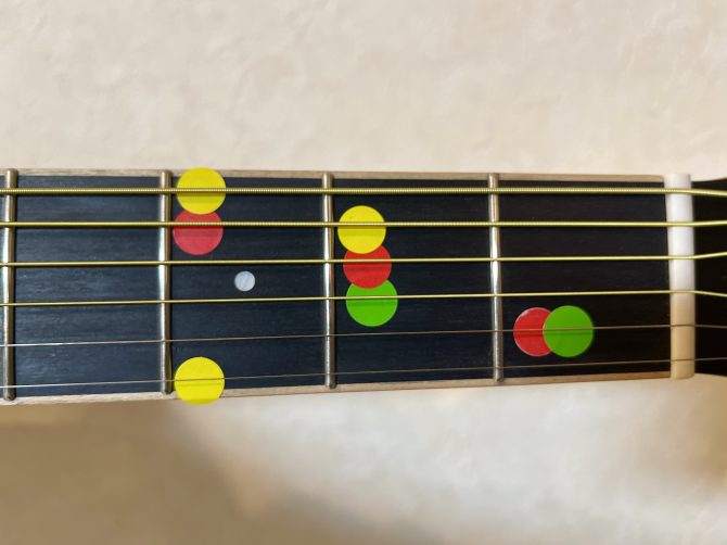 色シール貼り付けたギター指板